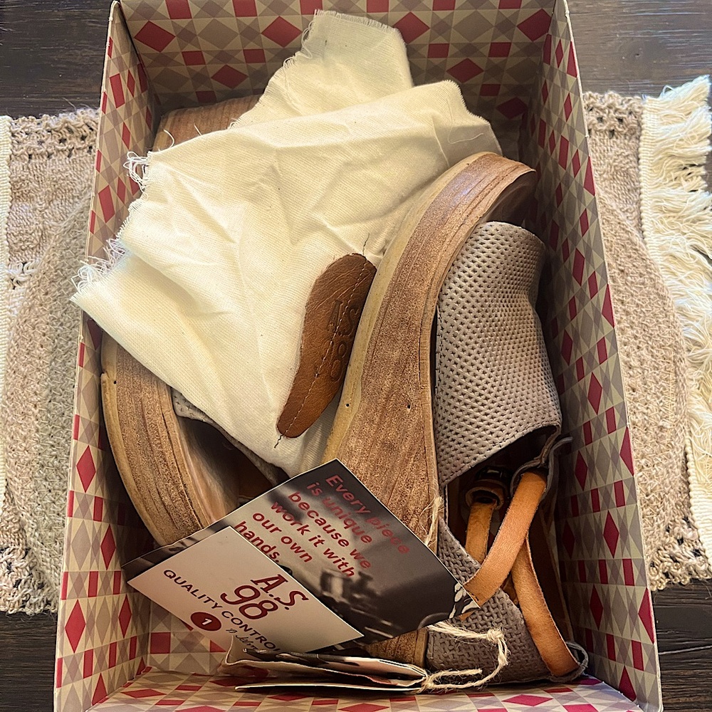 FREE PEOPLE A.S 98 Nino heeled sandal in the color Grigio Natural (grey and tan)